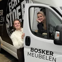 Anneke en Julianne, Bosker Meubelen